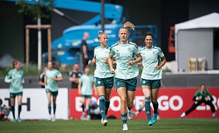 EM-Vorbereitung in der DFB-Akademie: Giulia Gwinn (l-r), Lea Schüller und Sara Doorsoun machen sich warm. - Sebastian Gollnow/dpa