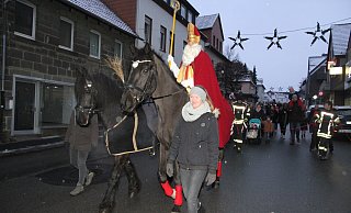 Sankt Nikolaus hoch zu Ross mit seinem Begleiter Knecht Ruprecht ist besonders für die Kleinen beim Bürener Nikolausmarkt ein besonderes Erlebnis. - Johannes Büttner