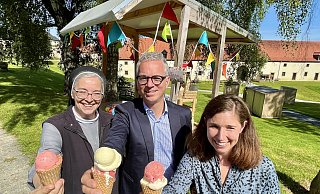 Ein Eis vorab genehmigen sich auf dem Klostermarktgelände (v. l.) Schwester Laetizia aus Bestwig, Dalheims Museumsdirektor Ingo Grabowsky und Organisationschefin Eva Beyerstedt. - Jens Reddeker