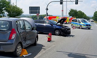 Beim Zusammenstoß von zwei Autos auf der Kreuzung der B64 und der K1 in Paderborn wurden fünf Personen verletzt. - Ralph Meyer
