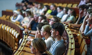 Mit neuen Schnupperangeboten versucht die Universität Bielefeld Abiturientinnen und Oberstufenschüler für die MINT-Fächer zu begeistern. Ist ein Orientierungsstudium die Lösung? - Sarah Jonek