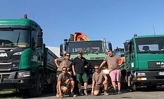 Nic Schönebäumer (v. l.), Patrick Lips, Michael Holzweiler, Kai Fricke und Joachim Riedel in Arloff, wo sie mit ihren Fahrzeugen und Werkzeug beim Aufräumen geholfen haben. - Bildrechte Joachim Riedel