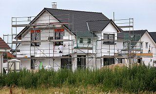 Ein- und Zweifamilienhäuser bleiben in Bielefeld stark gefragt. Das Angebot ist knapp, die Preise klettern weiter. Aktuell ist zu befürchten, dass die Kosten wegen der derzeitigen Verteuerung von Baumaterialien in diesem Jahr noch einmal deutlich anziehen. - Verwendung weltweit