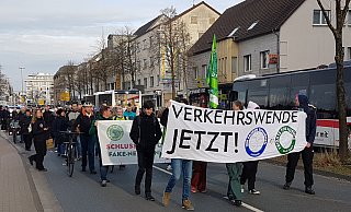 Die Teilnehmenden des Klimastreiks ziehen durch Paderborn und werben für den ÖPNV. - Birger Berbüsse