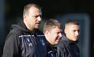 Adlerauge: André Beeck (l.), Trainer des VfL Mennighüffen, beobachtet hier seine Spieler. Foto: Benjamin BÜschenfeld - Benjamin Bueschenfeld | benjamin@sportfoto-owl.de