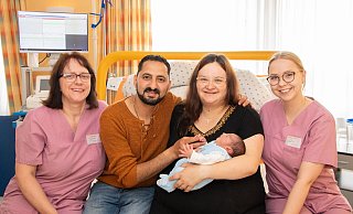 Das 500. Baby im St.-Ansgar-Krankenhaus in Höxter: Stefanie Ewen (Pflegekraft Frühgeborenen-Intensiv, v. l.), Abdelmassih, Sarah Nahkla mit Joshua-Joël und Hebamme Virginia Voß. - KHWE