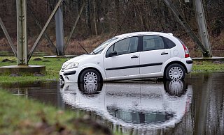 Wegen dieses Autos melden sich seit längerer Zeit immer wieder Menschen bei der Polizei, der Feuerwehr und dem Ordnungsamt. - Niklas Tüns
