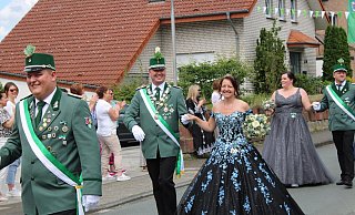 Das Sennelager Königspaar Daniel und Stephanie Riekschnietz lässt sich beim Festmarsch feiern. - Moritz Jülich