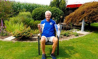 Mit Wimpeln und im Trikot: „Woy“ Windmann präsentiert SuS und SC Herford, trägt zudem das Jersey des SV 06 Oetinghausen. - Dirk Kröger