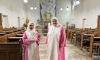 Mutter Maria Magdalena (r.) mit Schwester Mary Luzanne freuen sich auf das 100-jährige Bestehen des Dreifaltigkeitsklosters in Bad Driburg. - Sevim Hangül