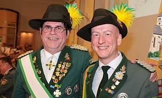 Das Foto zeigt Ehrenoberst Michael Pavlicic (l.) mit seinem Nachfolger Oberst Markus Cink. - Bürger-Schützen-Verein Schloß Neuhaus 1913