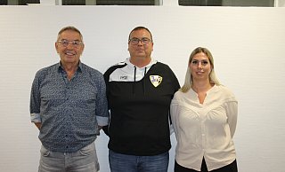 Seite an Seite: Bruno Obens (l.) und Milena Scherf vom Fußball-Abteilungsvorstand des SC Herford nehmen den neuen Jugendleiter Christian Kämpfer in die Mitte. - Thomas Vogelsang