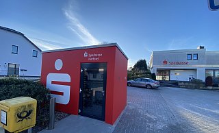 Noch ist der rote Würfel nicht in Betrieb. Den SB-Standort im Gebäude an der Bahnhofstraße will die Sparkasse schließen. - Dirk Windmöller