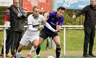 Dornbergs Mitja Schierbaum (l.) lieferte die Vorarbeit zur 1:0-Führung, die später nur zu einem Punkt reichte. - Peter Unger