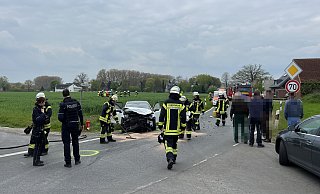 Durch die Wucht der Kollision wurde der Passat (im Hintergrund) weit auf das Feld geschleudert. - Thorsten Heß