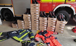 Unter den vielen Sachspenden war auch Schutzkleidung für die Feuerwehren und Rettungsdienste in der Ukraine. - Feuerwehr Bad Lippspringe