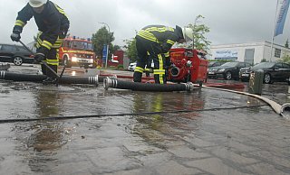Im Sommer 2015 suchte ein katastrophales Regenereignis die Großgemeinde Stemwede heim. Vor allem in Levern schüttete es ohne Ende. Die Feuerwehr Frotheim pumpte Wasser am Autohaus Weitkamp ab. - Joern Spreen-Ledebur