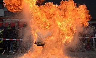 Fettbrand mit Wasser zu löschen kann eine Explosion verursachen. - Thomas Kube