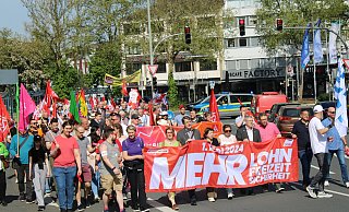 Die Demonstrantinnen und Demonstranten verliehen ihren Forderungen - „Mehr Lohn, mehr Freizeit, mehr Sicherheit“ - lautstark in der Paderborner Innenstadt Nachdruck. - Moritz Jülich