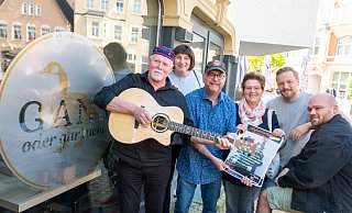 Die „Gans-oder-gar-nicht“- Betreiber Niklas Meyer (r.) und Sascha Kressmann (daneben) freuen sich auf die Live-Musik. Zum Herford-unplugged-Team gehören (v. l.) Gary Kitchen, Franny Nierentz, Frank Slansky und Christa Gruschka. Premiere ist am Sonntag, 5. Mai. - Ralf Bittner