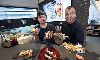 Buddha Thapa (l.) und Amber Magar bieten außergewöhnliche Sushi-Kreationen. - Oliver Krato