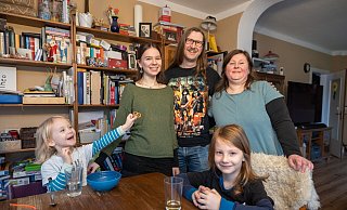 Theodor (4 Jahre, v.l.), Marie (18 Jahre), Vater Oliver, Mutter Theresia und Friedrich Helmentag (6 Jahre) achten gemeinsam auf einen nachhaltigen Alltag. - Oliver Krato
