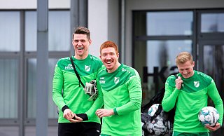 Mit Spaß in den Backen ins erste Training: Leon Tigges (v. l.), Patrick Choroba und Niklas Wiemann. - Joel Beinke