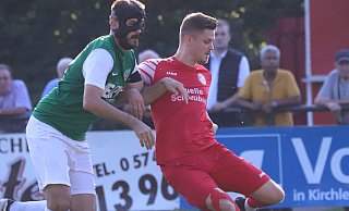 Schütze des einzigen Tores: Jason Spölgen (r.), hier vor dem Dornbergner Valon Gashi am Ball, traf kurz nach seiner Einwechselung zum 1:0 für RW Kirchlengern. - N.Gessat