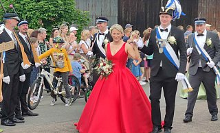 Rupert Hördemann führt mit seiner Ehefrau Christin den Umzug der Schützen durch Großeneder an. - Nicole Kuper
