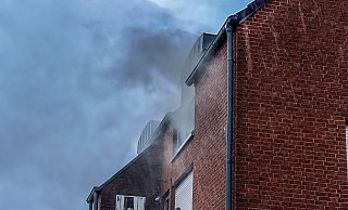 Die Einsatzkräfte sind zu einem größeren Brand in die Straße Meierfeld ausgerückt. - Paul Brinkmann