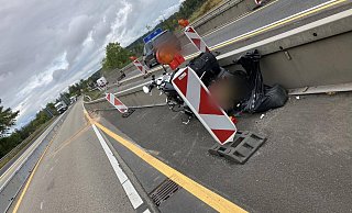 Bis zur Bergung des verunfallten Motorrades blieb der Fahrtstreifen der A44 in Richtung Dortmund gesperrt. - FFW Breuna