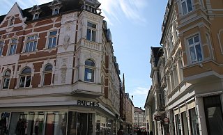 Am Neuen Markt wird der nächste Laden geschlossen. Das Modegeschäft "Patches" macht im Sommer zu. Gegenüber ist die ehemalige Hensel-Bäckerei und auch das Café Kettler geschlossen. - Susanne Blersch