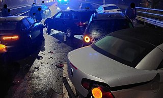 Auf der Gustav-Heinemann-Brücke kam es zu einer Vielzahl von Glätteunfällen. - Polizei Minden-Lübbecke
