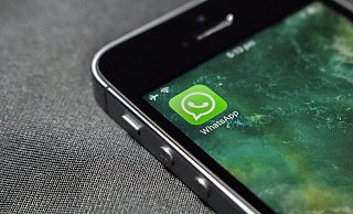 Meldungen, dass im Paderborner Stadtgebiet Kinder von fremden Männern angesprochen wurden, verbreiten sich derzeit in Whatsapp-Gruppen. - Pixabay/Webster2703