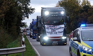 Lkw-Fahrer und Spediteure demonstrieren auf besondere Art im Kreis Herford. - Katharina Eisele