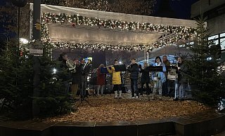 Zur Eröffnung des Weihnachtsmarkts spielte das Blasorchester der Musikschule Höxter auf dem Marktplatz. - Shannon-Lee Bendig