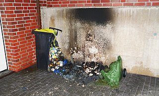 In der Garagenzufahrt eines Wohnhauses am Borchener Ahornweg gingen am frühen Sonntagmorgen vier Mülltonnen in Flammen auf. - Ralph Meyer