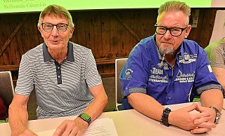 Der aktuelle Vorstandsvorsitzende Nobert Monscheidt mit Vorstandskollege Thorsten Lutgert hatte bei der Mitgliederversammlung eine Überraschung dabei. - Uwe Caspar