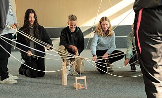 Mit viel Spaß und Freude versuchen die Schülerinnen und Schüler im Glücksunterricht, den "Fröbelturm" auf- und abzubauen. Das gelingt nur mit Geduld, genauer Absprache und Zusammenarbeit. Und etwas Glück braucht es dazu wohl auch. - Nicole Dresch