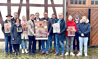 Die Vorfreude auf das dritte Luciafest in Salzkotten ist groß bei den Veranstaltern, Organisatoren und Sponsoren: (v. l.) Thomas Glahe, Fabian Wälter, Inge Adrian und Stefanie Klenke, Bürgermeister Ulrich Berger, Martin Herbst, Dirk Witulski und Simon Hüppmeier, Wolfgang Marienfeld, Matthias Kuhlenkamp, Klaus Ellermann und Justin Aufterbeck. - Carola Drabon