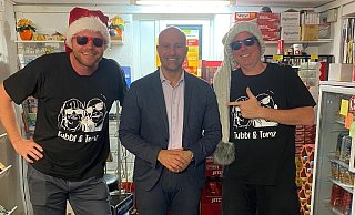 Das Outfit aus Mützen und Sonnenbrilen bleibt: In dieser Woche war Landrat Ali Dogan (Mitte) zu Gast bei Tobias Rosemeier (l.) und Thomas Neumann (r.). - Mads Neumann