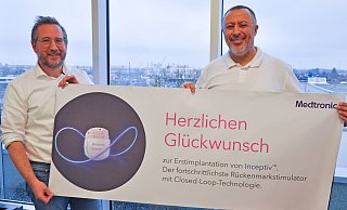 Szabolcs Szeöke und Tawfik Mahdi (v. l.) setzen bei Schmerzpatienten einen Neurostimulator ein, der Schmerzsignale auf dem Weg vom Rückenmark zum Gehirn blockiert. - Brüderkrankenhaus
