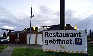 Der Mann fiel am Mc Donald's an der Blankensteinstraße auf. - Symobolfoto: Niklas Krämer