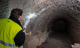 Gut sichtbar sind die runden Backsteinwände, die an dieser Stelle nachträglich mit Beton verputzt wurden. Das Ende des Stichtunnels ist zugemauert. - Jörg Dieckmann - www. dieckmann-fotodesign.de