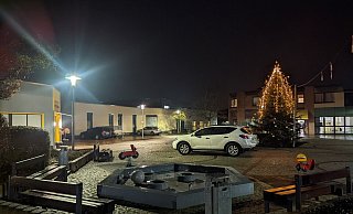 Die Autos sollen verbannt werden: Die Gemeinde will den Platz zwischen Haus des Bürgers, Bücherei und Café Miteinander neu gestalten. - Björn Kenter