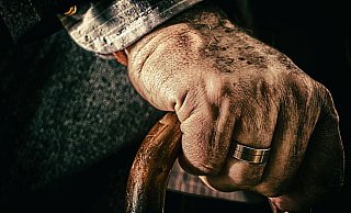 Der ältere Mann holte nach den ersten Faustschlägen seinen Gehstock aus dem Wagen und schlug damit weiter auf den Busfahrer ein. - Symbolfoto: Pixabay / Creative Commons