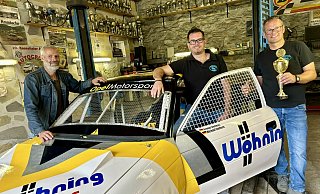 Autocrossrennen sind das Hobby von Klub-Vize Reinhard Wagemeyer (v. l.), Vereinschef Michael Steffens und dessen Vater Franjo. Mit dem umgebauten Kadett geht das Steffens-Duo beim Heimspiel in Lichtenau an den Start. - Jens Reddeker