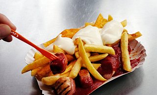 Currywurst und Pommes könnten auf den diesjährigen Schützen- und Volksfesten teurer werden - und dafür gibt es mehrere Gründe. - Jens Kalaene