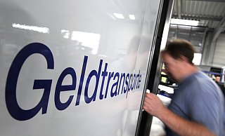 Aus einem auf einem Rastplatz geparkten Geldtransporter entwendeten Täter mehrere Geldkoffer. - Verwendung weltweit, usage worldwide