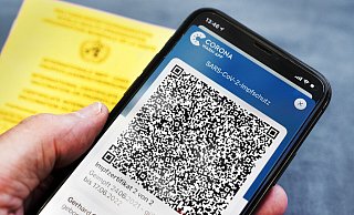 Immer wieder fallen Personen mit falschen Impfdokumenten in Apotheken auf, wenn sie diese digitalisieren zu lassen. - epd-bild / Friedrich Stark